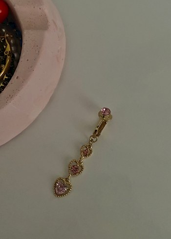Delik gerektirmeyen göbek piercing.