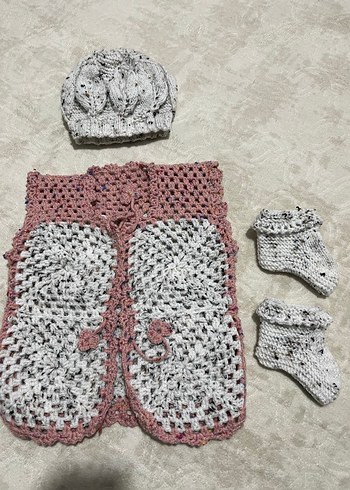 Gri Örgü Kız Bebek Takımı 


Bere 
Patik 
Yelek - Görsel 5
