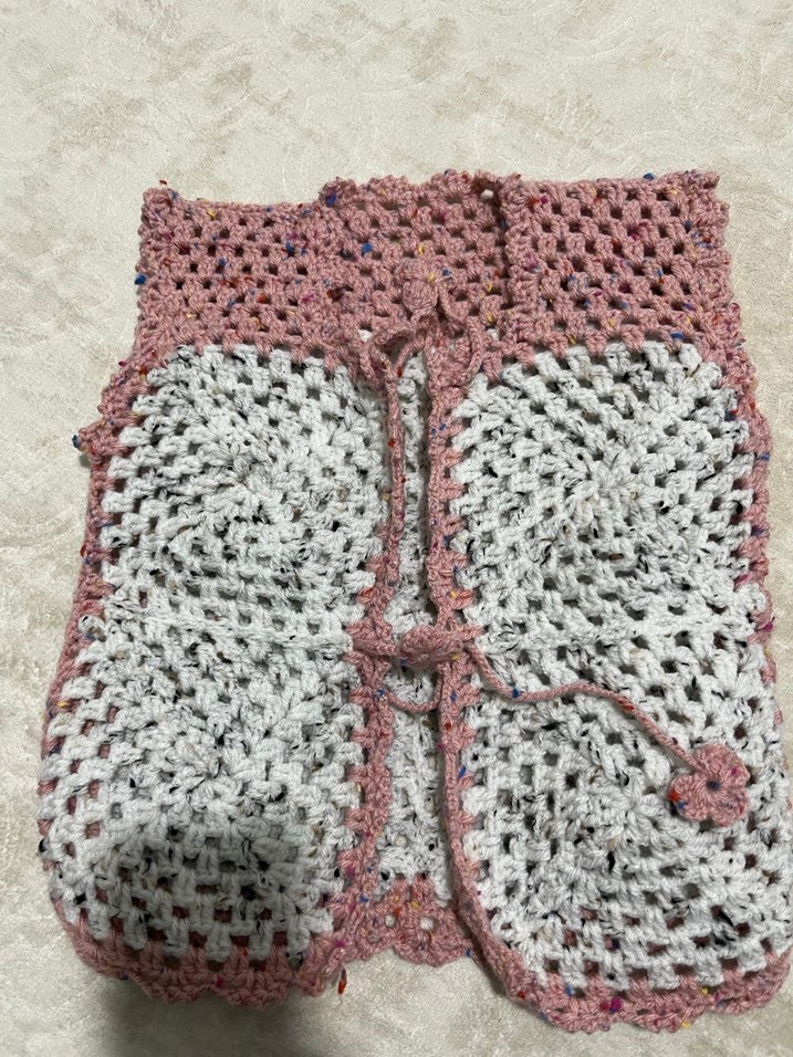 Gri Örgü Kız Bebek Takımı 


Bere 
Patik 
Yelek - Görsel 4