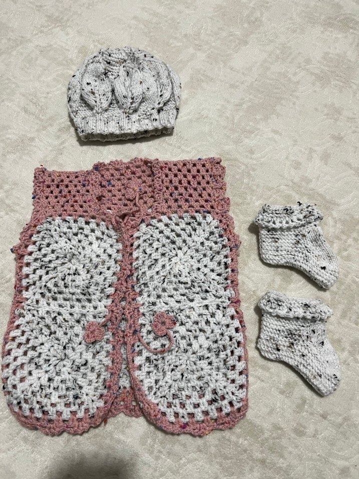 Gri Örgü Kız Bebek Takımı 


Bere 
Patik 
Yelek - Görsel 5