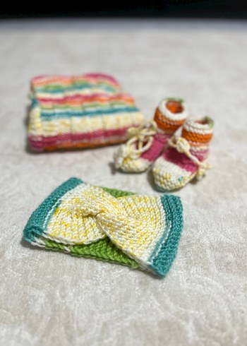 Renkli Örgü Bebek Kız Takımı 

Bandana 
Bere 
Yelek - Görsel 2