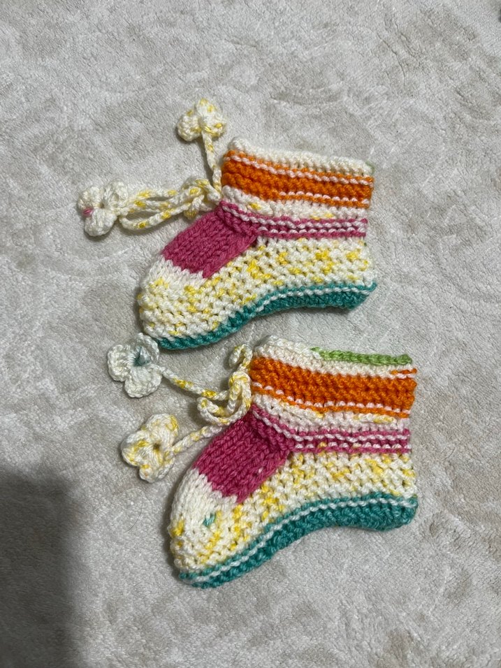 Renkli Örgü Bebek Kız Takımı 

Bandana 
Bere 
Yelek - Görsel 4