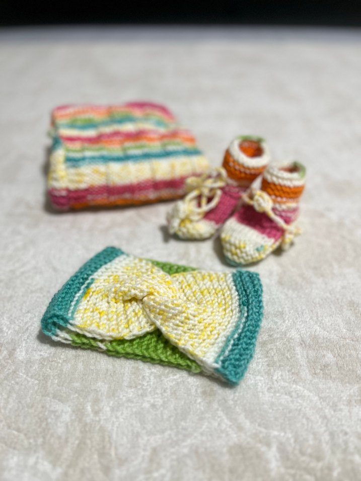 Renkli Örgü Bebek Kız Takımı 

Bandana 
Bere 
Yelek - Görsel 2