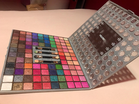 97 farklı renk bir palette
