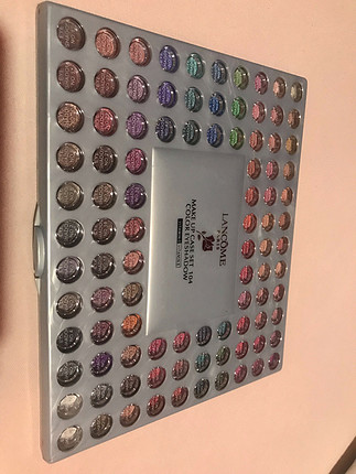 Diğer 97 farklı renk bir palette