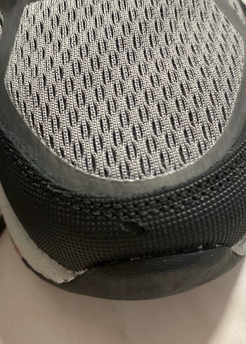 Gri Erke Spor Ayakkabın ucunda küçük bir defo var - Görsel 3