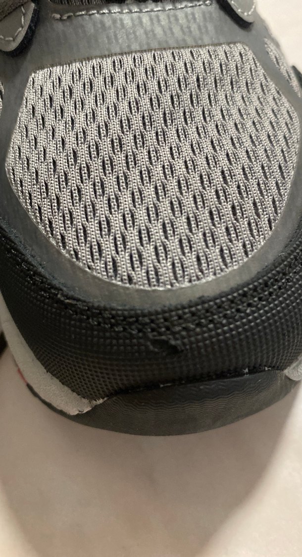 Gri Erke Spor Ayakkabın ucunda küçük bir defo var - Görsel 3