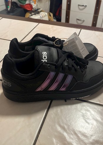 Mor Detaylı Siyah Kadın Spor Ayakkabı - Görsel 2