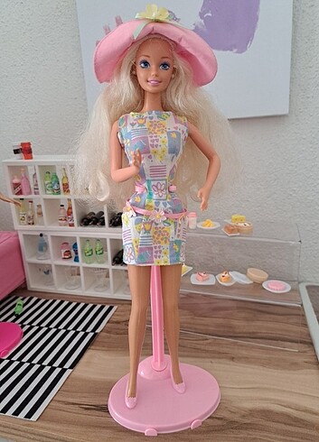 BARBIE VINTAGE stand dahil