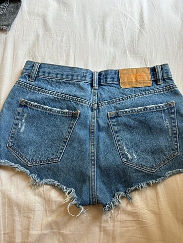 Pull and Bear yırtık kot şort