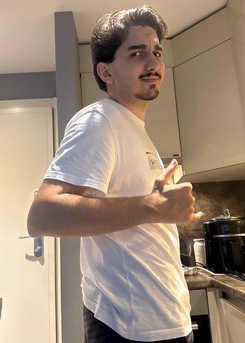 Diğer Beyaz Minimal Tisort İcindeki Adam