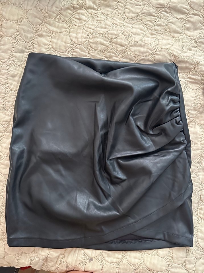 Siyah Mini Deri Şort - Görsel 3