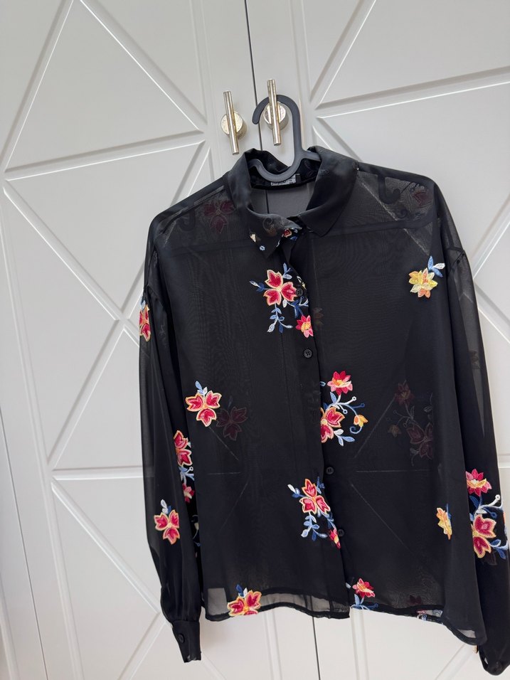Çiçek Desenli Siyah Uzun Kollu Gömlek - Görsel 3