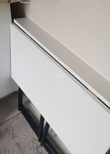 Beyaz katlanabilir çalışma veya mutfak masasi