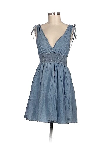 H&M Kısa Elbise %70 İndirimli.