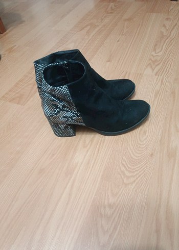 Kadın Siyah Süet Yılan Desenli Topuklu Bot - Görsel 3