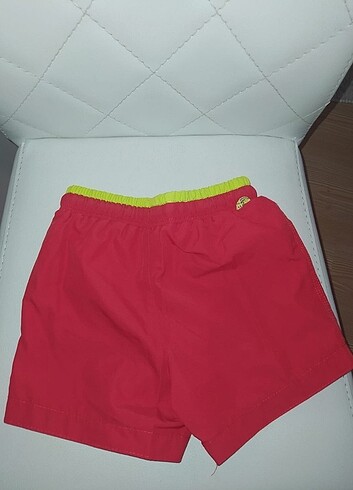 Erkek çocuk kırmızı yeşil renk deniz şortu