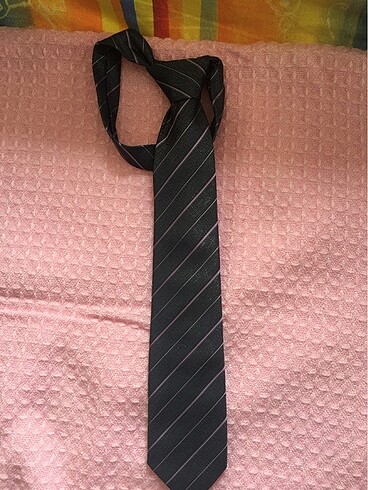 Siyah üzerine Lila renkli çizgili kravat