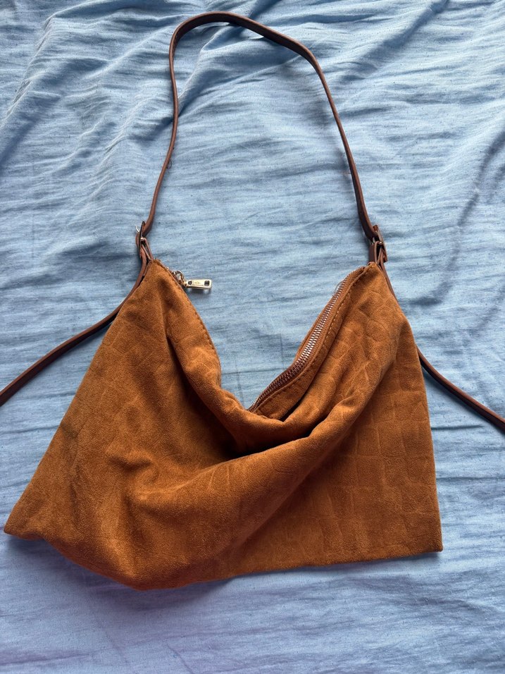 Stradivarius Süet Kahverengi Omuz Çantası  Şıklık ve Rahatlık — görsel 2/5