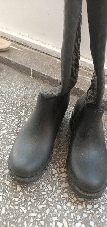 Koton marka yağmurluk çizme.