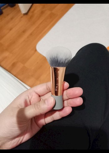 Real Techniques Kısa Saplı Gri ve Bej Makyaj Fırçası