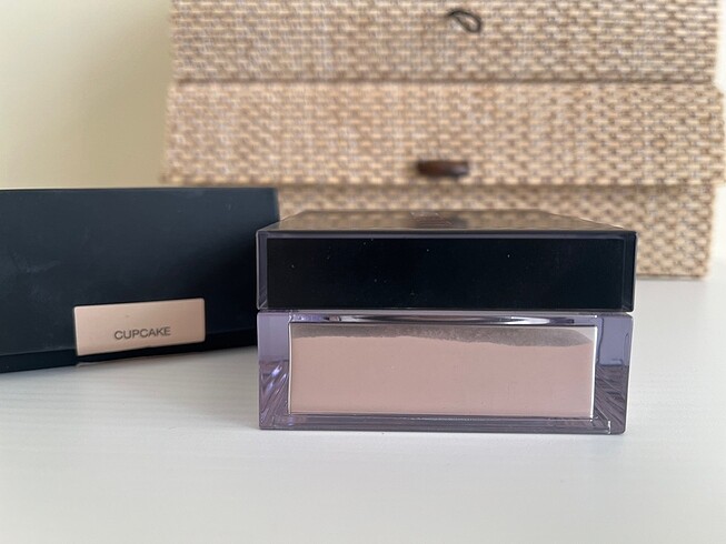 Huda Beauty Easy Bake Loose Sabitleyici Toz Pudra