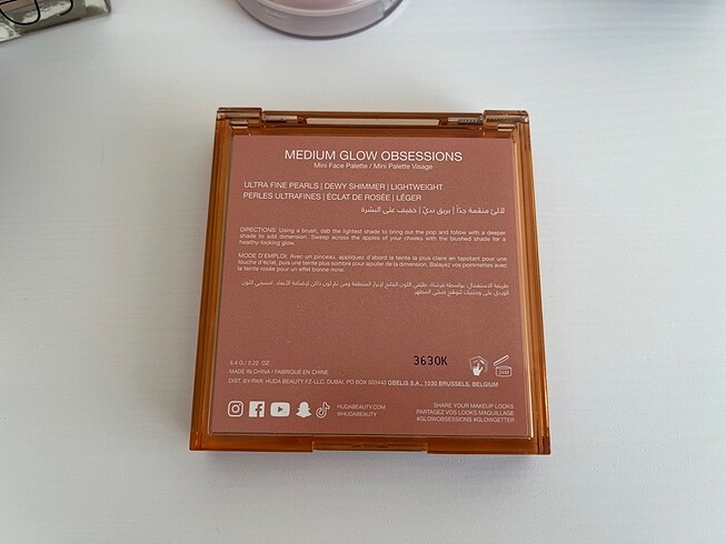 Beden Huda Beauty Glow Obsessions Aydınlatıcı Paleti