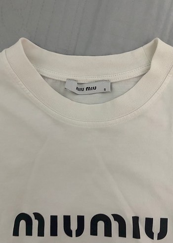 s Beden Beyaz Miu Miu Baskılı Kısa Kollu Tişört