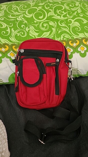 Kırmızı bel kemer ve çapraz çantası 