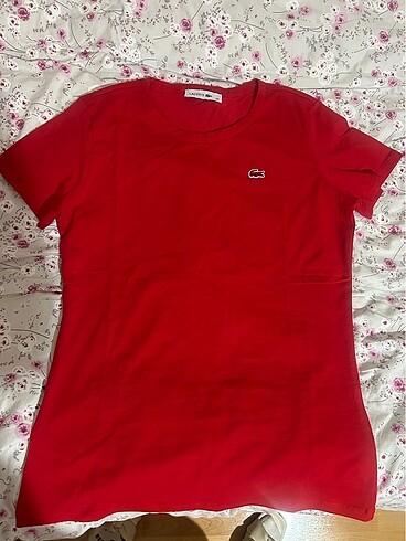 Lacoste tshirt. Renkleri ve bedenleri mevcuttur.