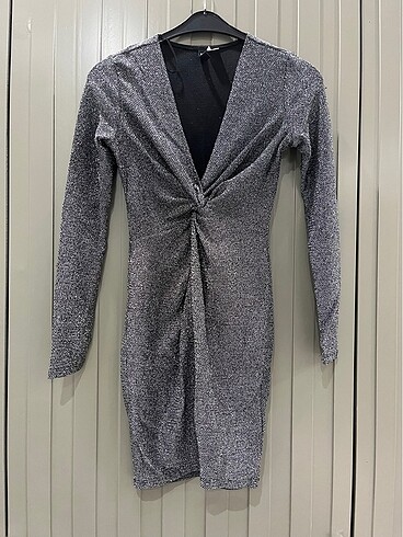 H&M Parlak kumaşlı elbise