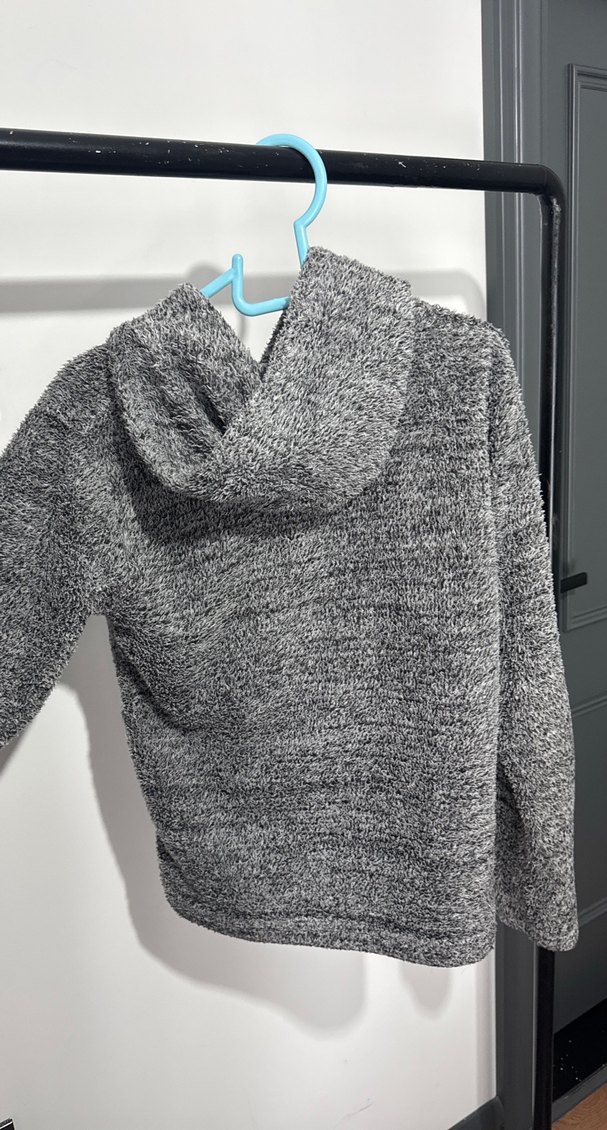 Gri kapüşonlu peluş hırka bedeni xl yazıyor fakat kalıbı küçük - Görsel 2