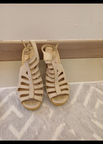 Bej Süet Tokalı Kadın Topuklu Sandalet - Görsel 2