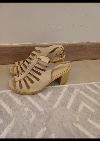 Bej Süet Tokalı Kadın Topuklu Sandalet - Görsel 4