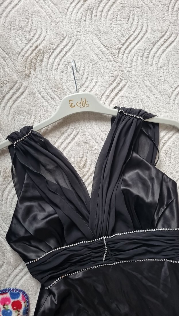 Siyah Drapeli V Yakalı Uzun Abiye Saten Elbise - Görsel 4