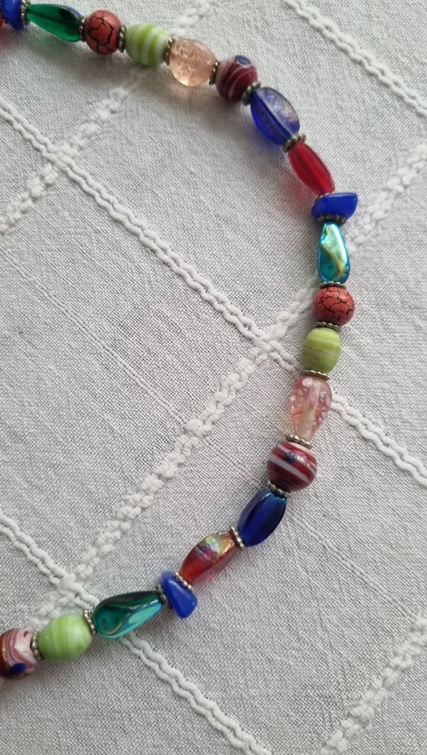 Çiçek Figürlü Renkli Boncuklu Midi Kolye - Görsel 4