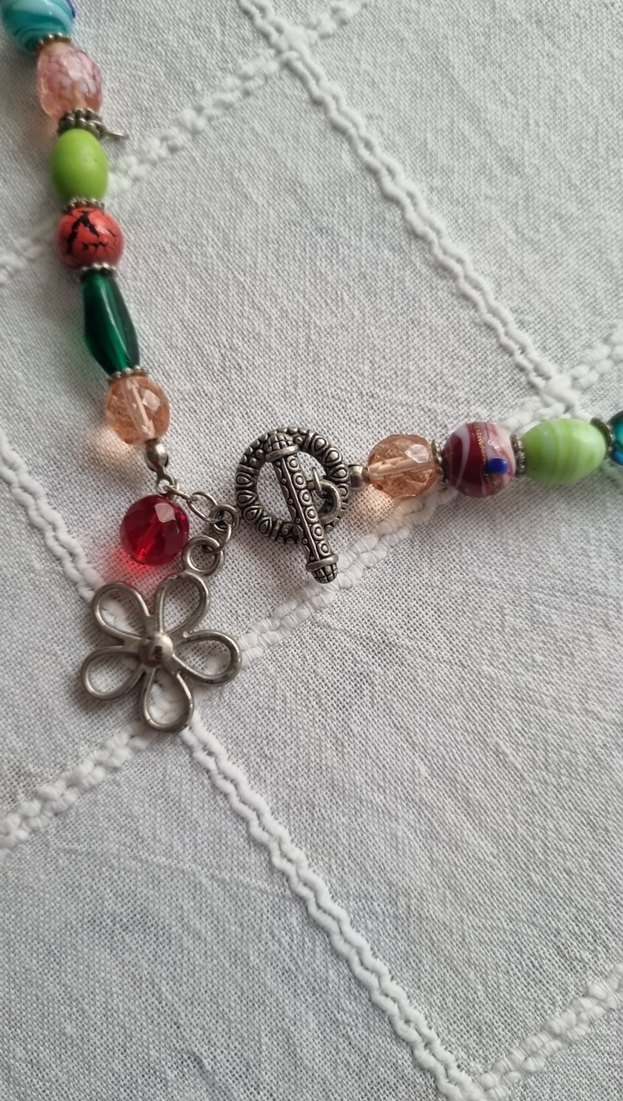 Çiçek Figürlü Renkli Boncuklu Midi Kolye - Görsel 3