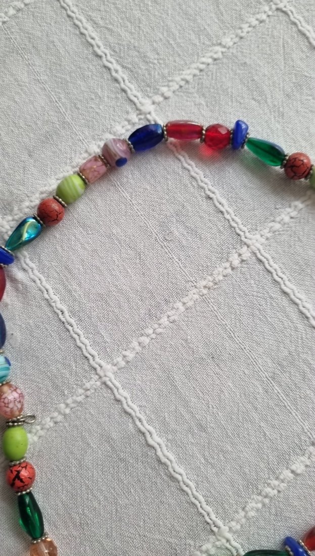 Çiçek Figürlü Renkli Boncuklu Midi Kolye - Görsel 5