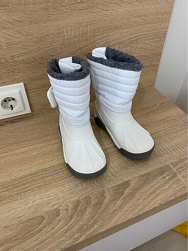 28 numara beyaz İGOR MARKA yepyeni kız çocuk bot