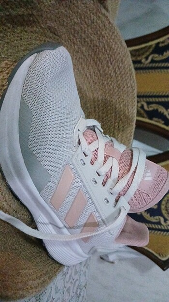 36 numara Sayılı giyilmiş adidas ayakkabı