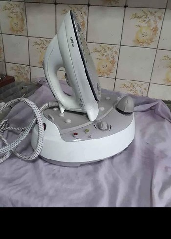 Beyaz ve Gri Buharlı Ütü - Görsel 2