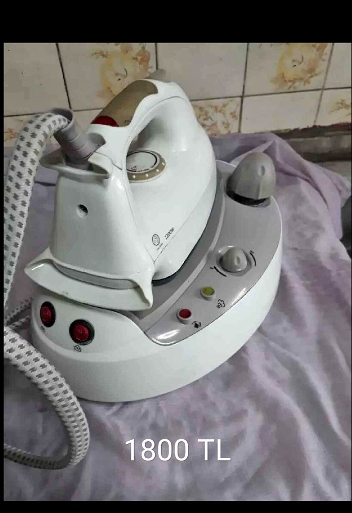 Beyaz ve Gri Buharlı Ütü - Görsel 3