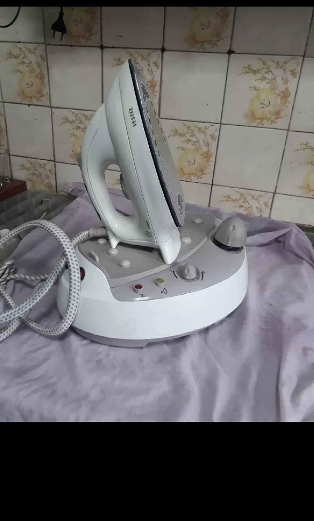 Beyaz ve Gri Buharlı Ütü - Görsel 2