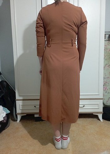 V Yaka Fermuarlı Kahverengi elbise - Görsel 5