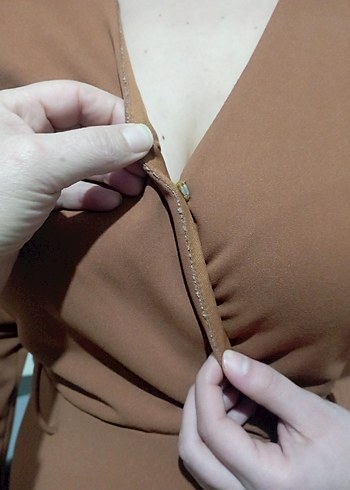 V Yaka Fermuarlı Kahverengi elbise - Görsel 4