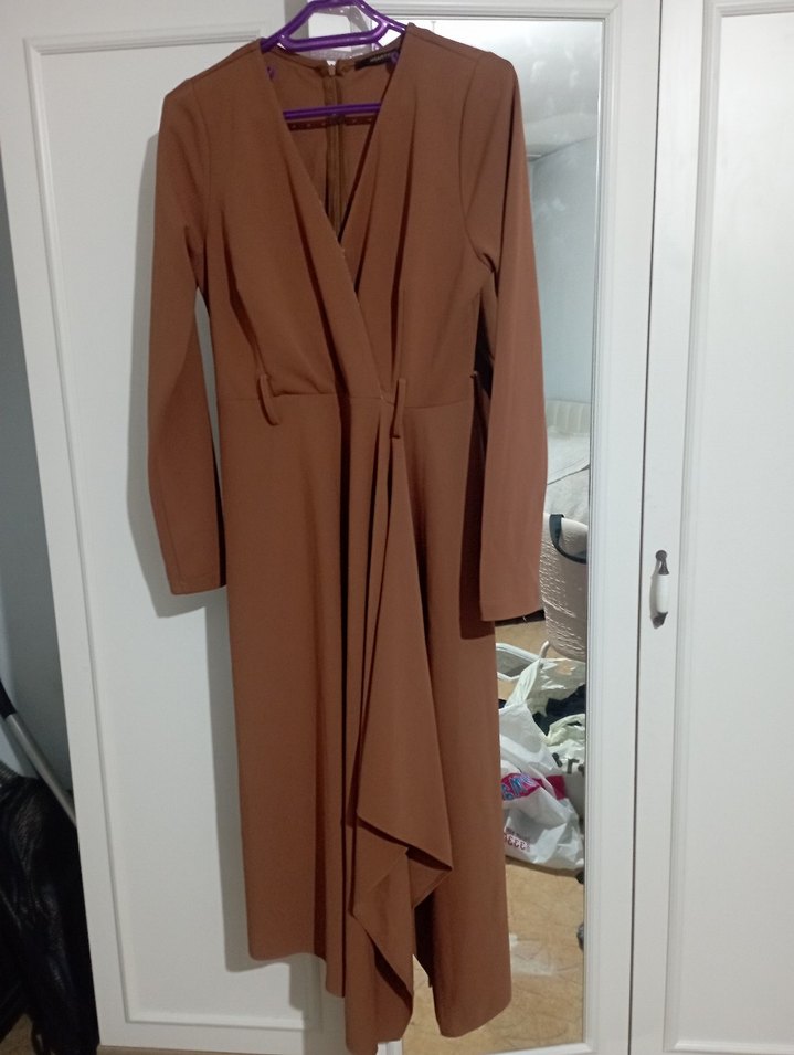 V Yaka Fermuarlı Kahverengi elbise - Görsel 2