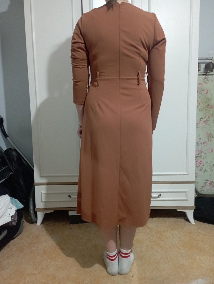 V Yaka Fermuarlı Kahverengi elbise - Görsel 5