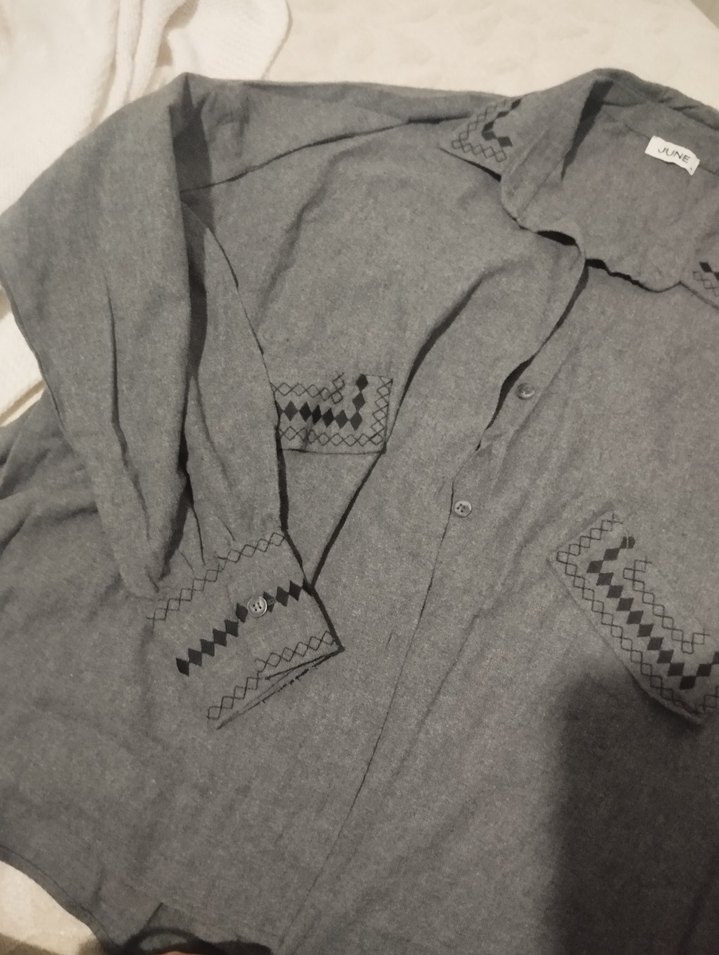 Gri Nakışlı Keten Gömlek - Görsel 3