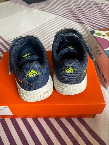 22 Beden Adidas spor ayakkabı