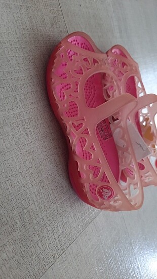 25 Beden pembe Renk Crocs ayakkabi